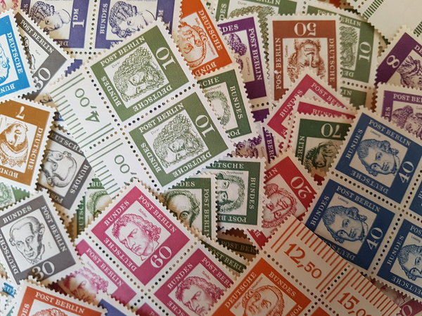Deutsche Bundespost Berlin "Bedeutende Deutsche" - 20 Einzel-Paar-oder Viererblockmarken, postfrisch